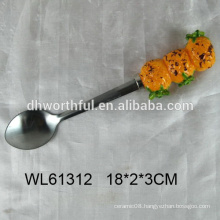 2016 new design stainless steel spoon with ceramic pineapple shape
